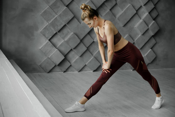 sports girl shows fitness exercises - Valokuva, kuva