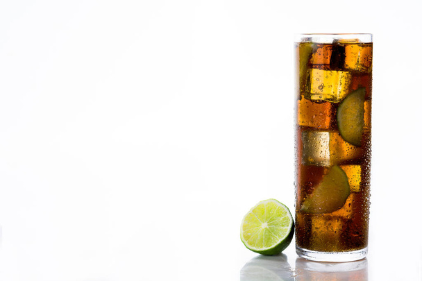 Cuba Libre. Cocktail con rum, lime e ghiaccio su fondo bianco. Copyspace
 - Foto, immagini