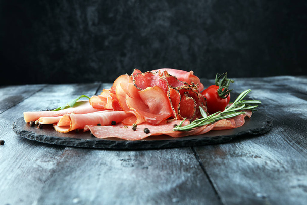 Eetbakje met heerlijke salami, stukjes gesneden ham, worst,  - Foto, afbeelding