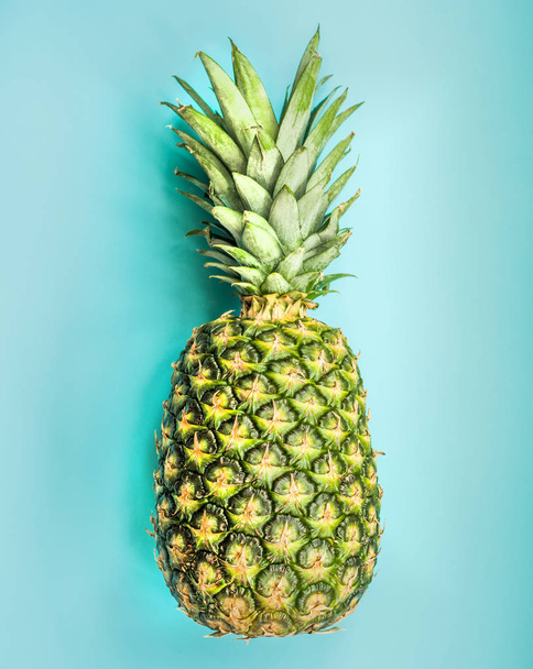 Ananas auf blauem Hintergrund - Foto, Bild