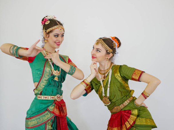 Belle ragazze indiane ballerina danza indiana
. - Foto, immagini
