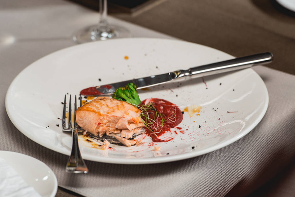 delizioso salmone in un ristorante. piccola porzione
 - Foto, immagini