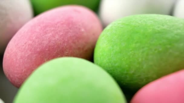 Wielobarwny candy orzeszki ziemne podobne do pisanki - Materiał filmowy, wideo