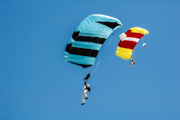 Parachutespringen in de heldere blauwe hemel - Foto, afbeelding