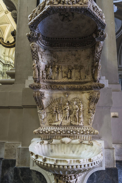 Fonte baptismale de la cathédrale de Palerme à Palerme, Sicile, Italie
 - Photo, image