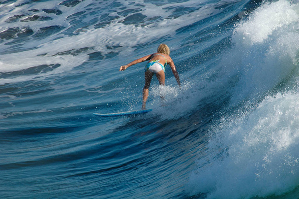 Kobiece Surfer na plaży Pacific Beach, Ca - Zdjęcie, obraz