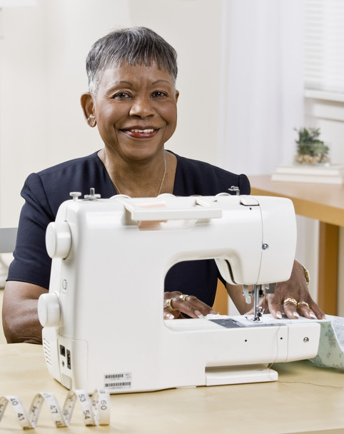 eski Afrikalı-Amerikalı kadın gülümsüyor - Fotoğraf, Görsel