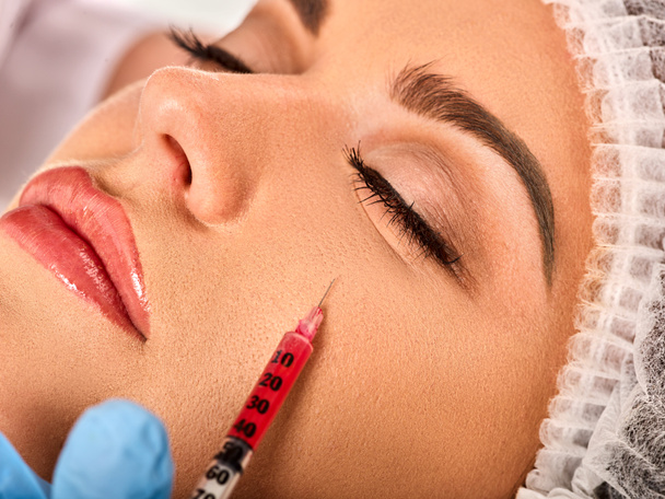 Кожные наполнители губы женщины в спа-салоне с косметологом
. - Фото, изображение