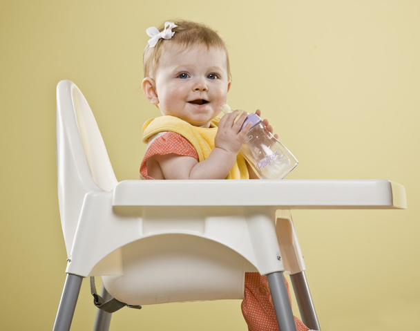 Bebê menina em alta cadeira
 - Foto, Imagem