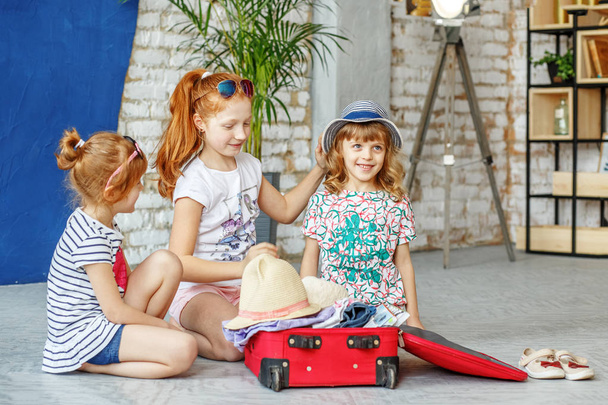 Tři zábavné děti pack kufr pro dovolenou na pláži. Koncepce, - Fotografie, Obrázek