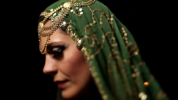 jonge vrouw dansen in Orientaalse stijl jurk - Video