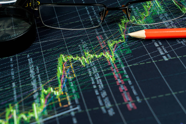 Financiële analyse en grafieken. Achtergrondinformatie over forex en aandelenmarkten - Foto, afbeelding