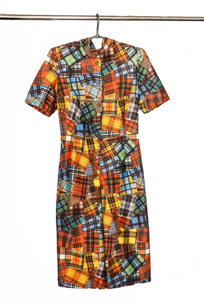 Элегантное платье миди с абстрактным геометрическим цветом, изол
 - Фото, изображение