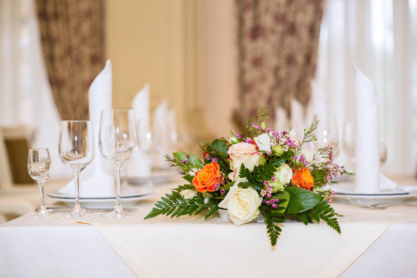 foto de la mesa del restaurante con flores de boda
 - Foto, imagen