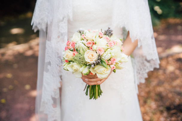 zbliżenie: kobiece ręce trzyma Bukiet ślubny piękne różowe i białe kwiaty odkryty - Zdjęcie, obraz