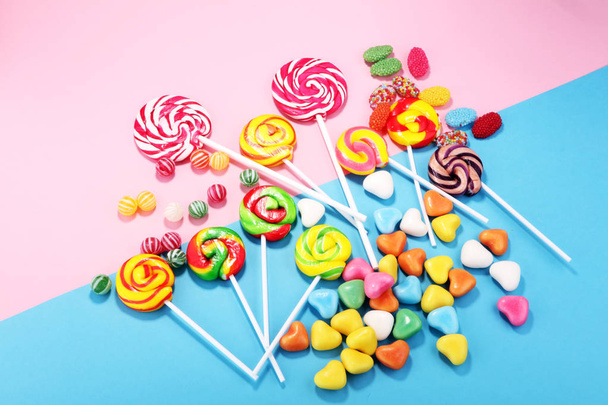 ゼリーと砂糖のお菓子。異なるチャイルズのカラフルな配列 - 写真・画像
