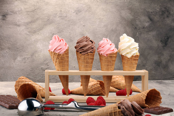 Ванільний заморожений йогурт або м'яке морозиво у вафельному конусі
. - Фото, зображення