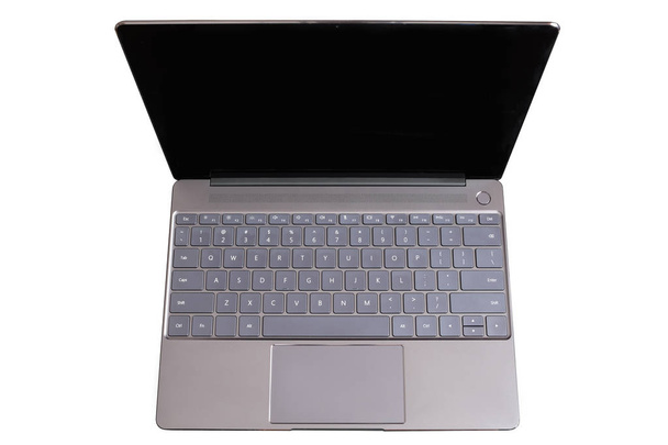 モダンな灰色のノート パソコンを開いた私たちとキーパッド、タッチパッドおよび白い背景平面図上に分離されて空のブランク画面をクローズ アップ - 写真・画像