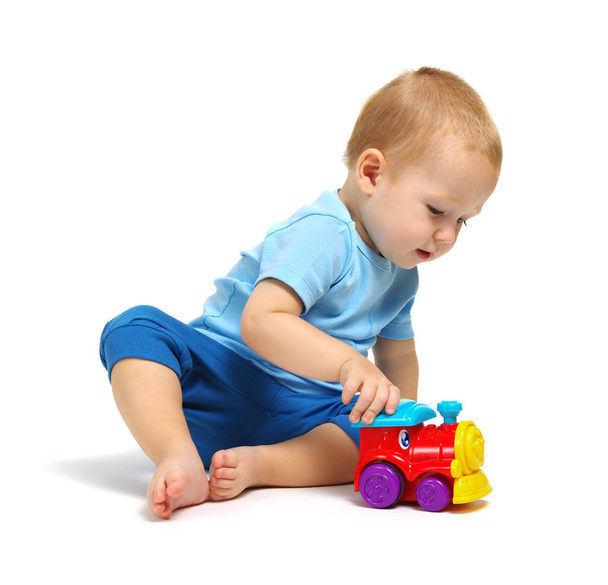 Kleiner Junge spielt Spielzeug - Foto, Bild