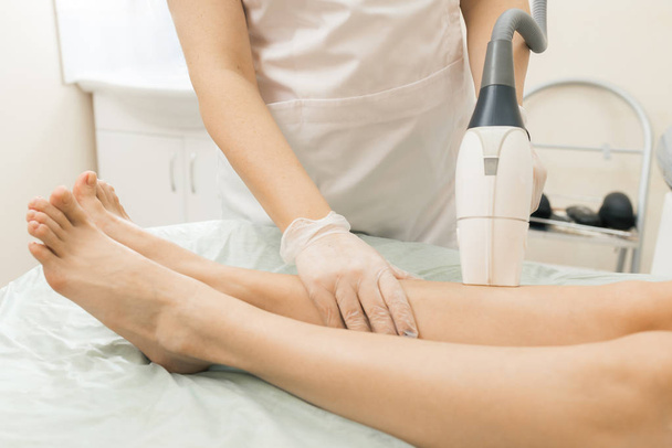 specialist makes laser hair removal  - Foto, immagini