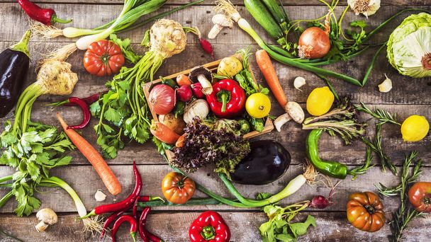 木製の背景に有機野菜の健康的な栄養の概念 - 写真・画像