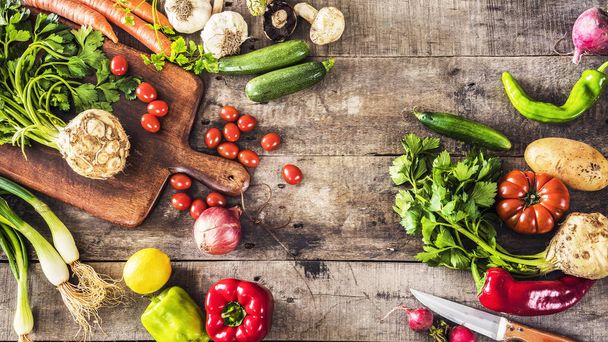 Koncept zdravé výživy bio zeleninu na dřevěné pozadí - Fotografie, Obrázek