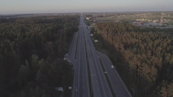Aerial view of a traffic driving on a motorway through the countryside. - Filmagem, Vídeo