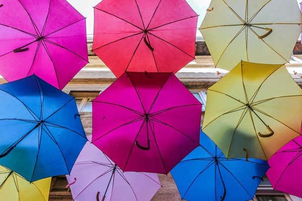 guarda-chuvas coloridos acima da rua
 - Foto, Imagem