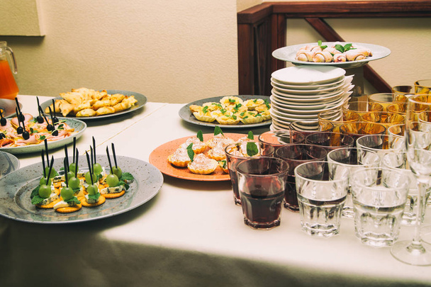 Bufetového stolu s mnoha pokrmů - Fotografie, Obrázek