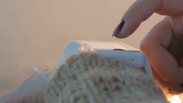 Nainen käyttää puettavaa älykäs katsella
 - Materiaali, video