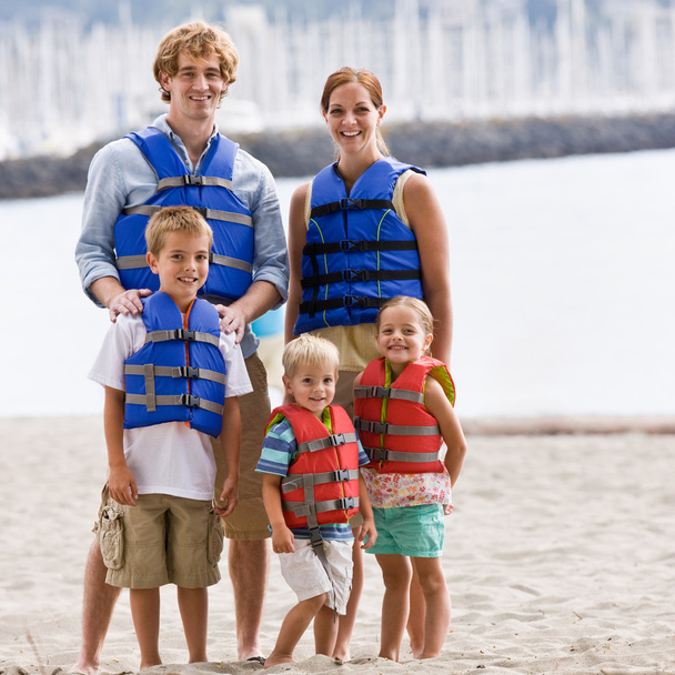 Rodzina Noszenie kamizelki ratunkowe na plaży - Zdjęcie, obraz