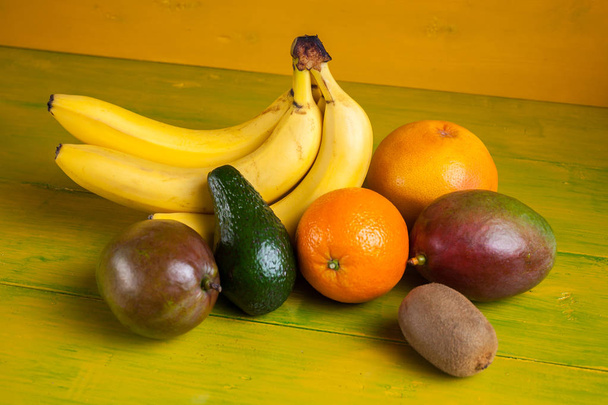 Frutas tropicais em fundo amarelo de madeira, alimentos frescos
 - Foto, Imagem