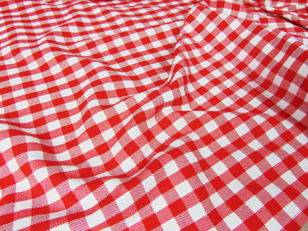  picnic de mantel rojo blanco sobre fondo de madera
  - Foto, Imagen