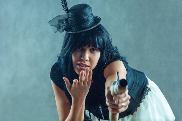 Vahşi Batı. Cowgirl vintage ile kadın portresi tabanca - Fotoğraf, Görsel