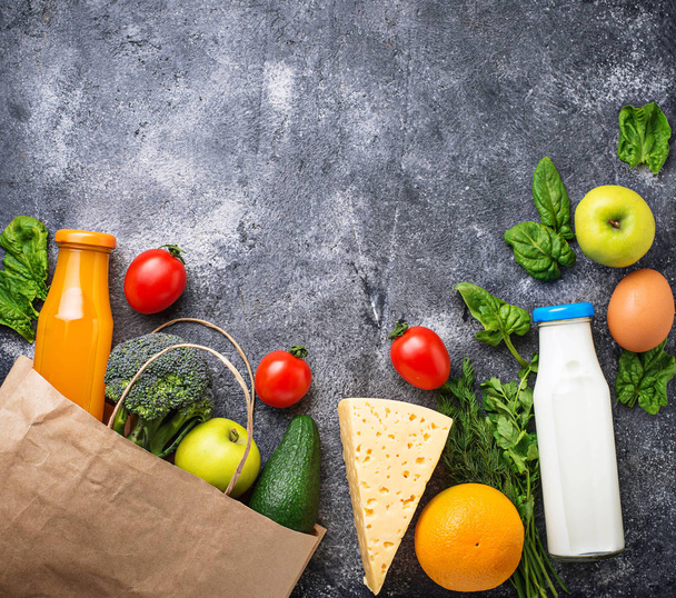 Kağıt torba ile sağlıklı organik ürünler  - Fotoğraf, Görsel
