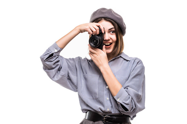 白い背景に分離されたフォト カメラでベレー帽を撮るを着て笑顔の女性の肖像画 - 写真・画像