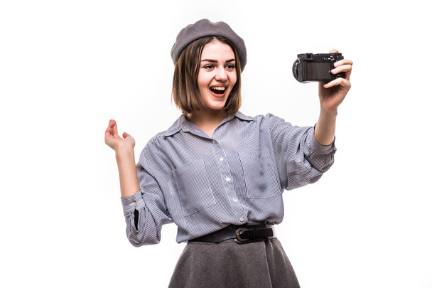 Portrét blogger šťastná žena nosí baret mluvit fotoaparát zároveň nahrávat video izolované na bílém pozadí - Fotografie, Obrázek