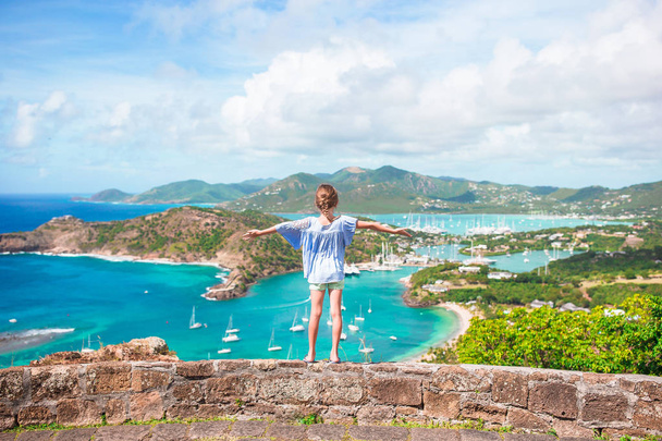 Petit enfant adorable avec une belle vue célèbre. Vue du port anglais depuis Shirley Heights, Antigua, baie paradisiaque sur une île tropicale de la mer des Caraïbes
 - Photo, image