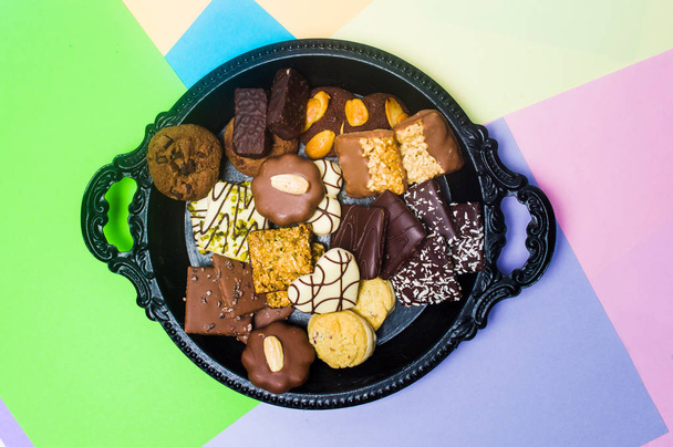 Varias galletas de chocolate en un plato
 - Foto, Imagen