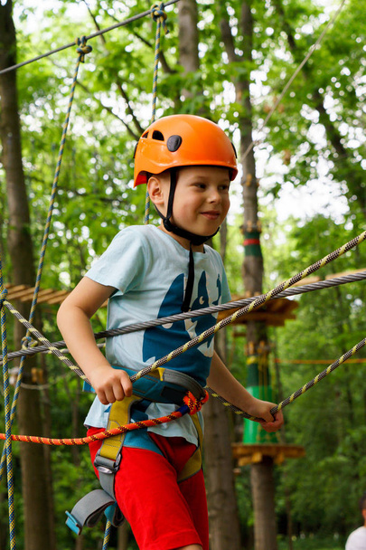 The boy climbs a pendant park - Fotoğraf, Görsel