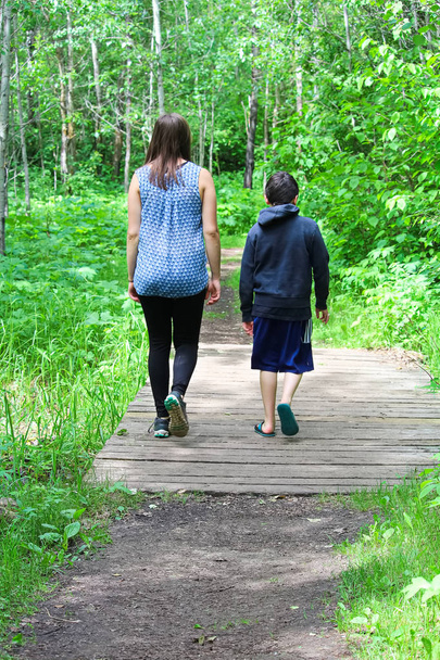 少女と少年は森の歩行を取る - 写真・画像