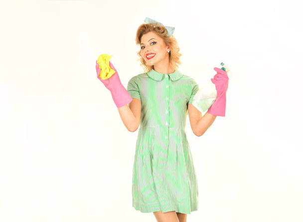 Huishoudster in uniform met schone spray, duster. - Foto, afbeelding