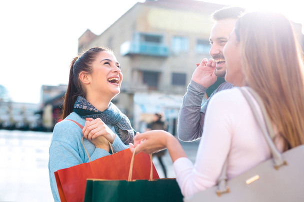 Jóvenes amigos disfrutando de compras en la ciudad
 - Foto, imagen