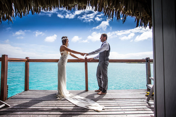 femme et mari sur une terrasse à Bora Bora
 - Photo, image
