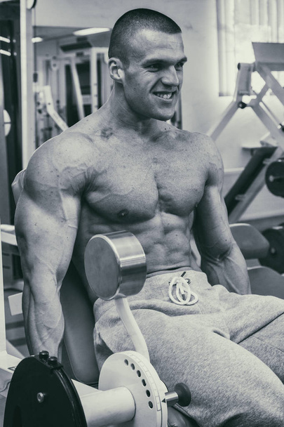 Fuerte con el cuerpo muscular en el gimnasio
 - Foto, Imagen