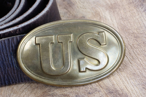 Hebilla del cinturón de los Estados Unidos Período de la guerra civil sobre fondo de madera
 - Foto, Imagen