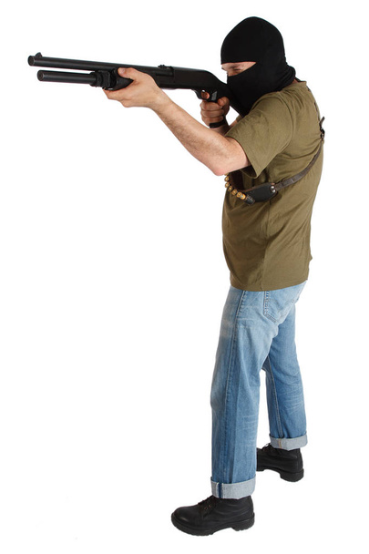 μαφιόζου στην μαύρη μάσκα με κυνηγετικό όπλο  - Φωτογραφία, εικόνα