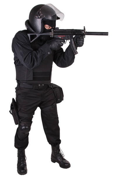 oficer sił specjalnych policji z pistolet maszynowy w czarnym mundurze - Zdjęcie, obraz