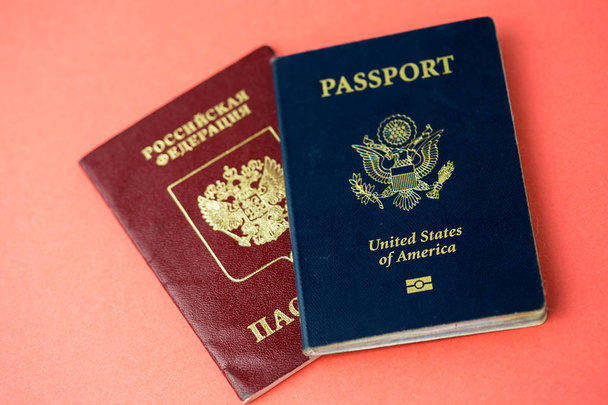 Ηνωμένες Πολιτείες διαβατήριο πάνω από ένα ρωσικό διαβατήριο - Φωτογραφία, εικόνα