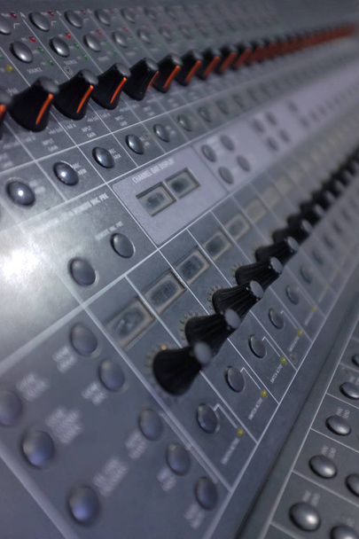 Mesa de masterización de sonido con muchos botones, deslizadores y ledes
 - Foto, imagen